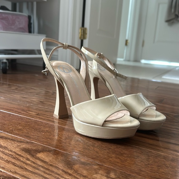 Nude platform heels size 7.5 - Picture 1 of 3